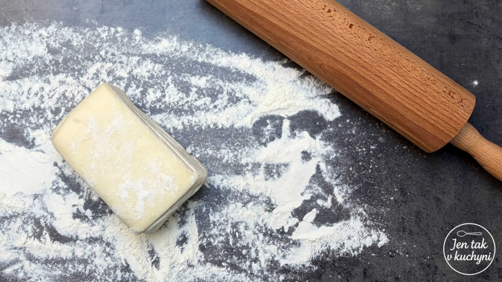 Závin s pudinkem a ovocem